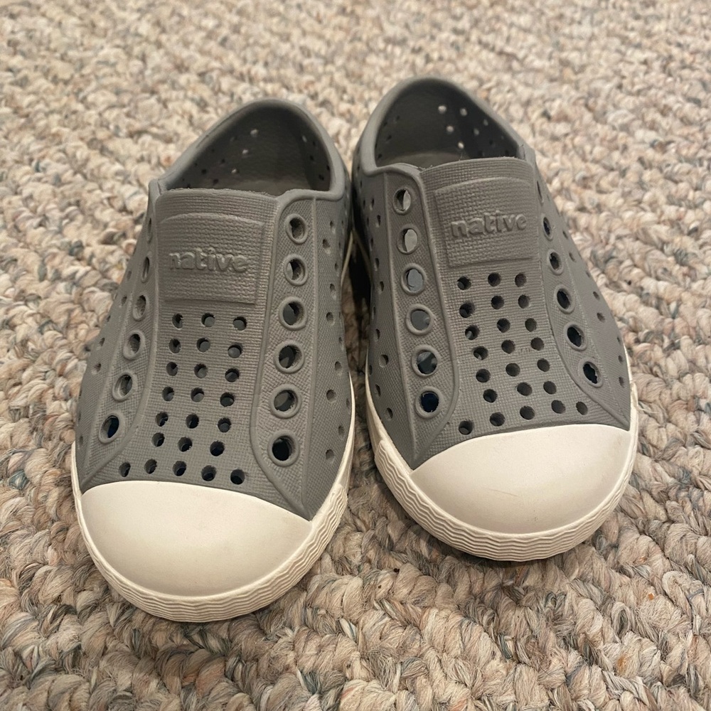 Native toddler shoes in size 5 excellent condition and barely worn